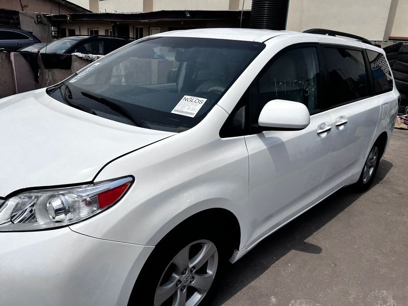 Thumbnail 2 of 2010 Toyota Sienna